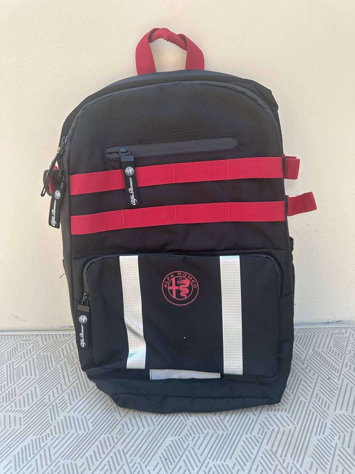 Alfa Romeo Rugzak - Zwart met Rode en Zilveren Details, 25 tot 40 cm, Ophalen of Verzenden, Zo goed als nieuw, Overige merken