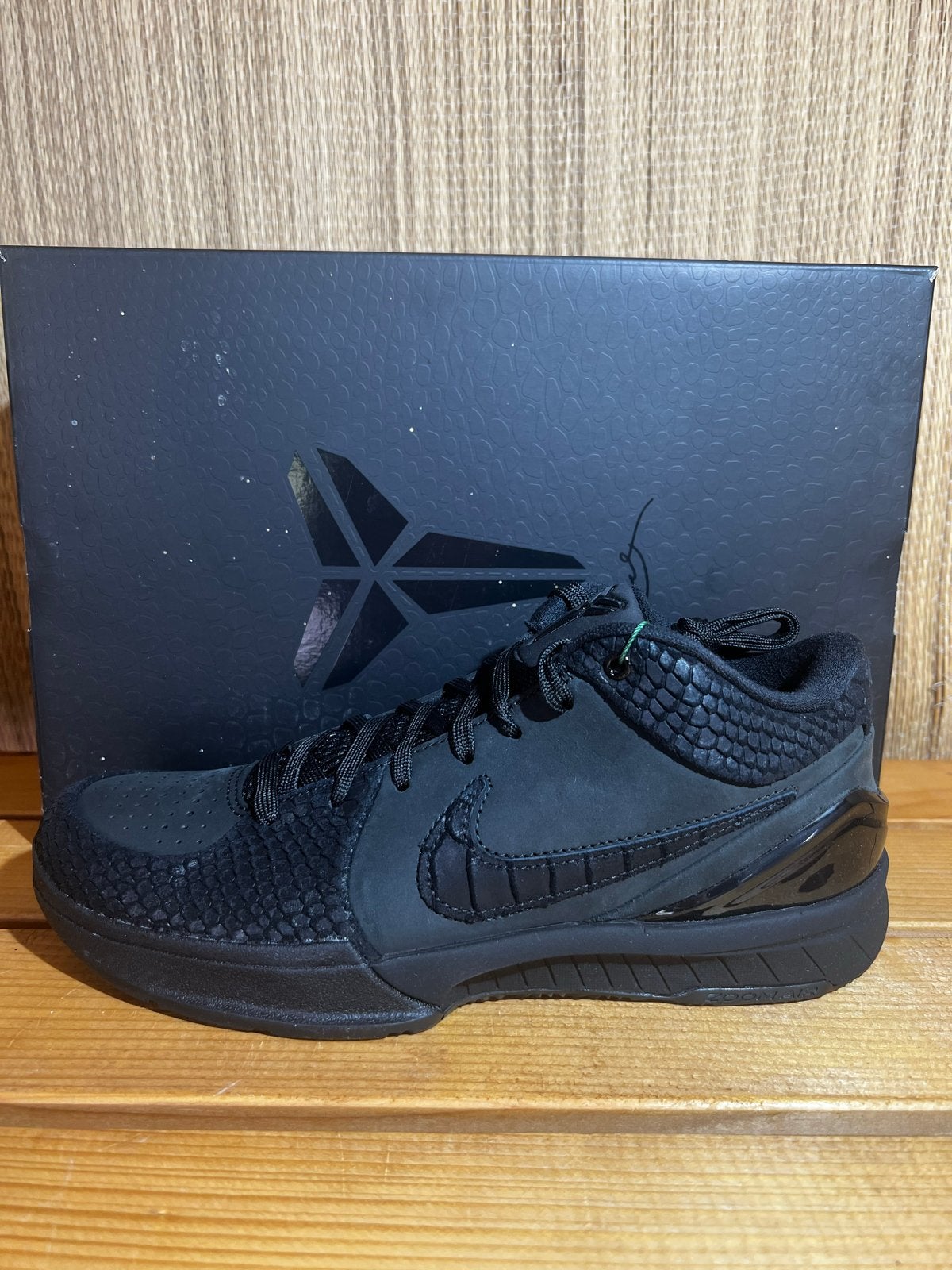 Nike Kobe 4 Protro 'Gift of Mamba' - Zwart/Goud, Ophalen of Verzenden, Nieuw, Zwart, Sneakers of Gympen