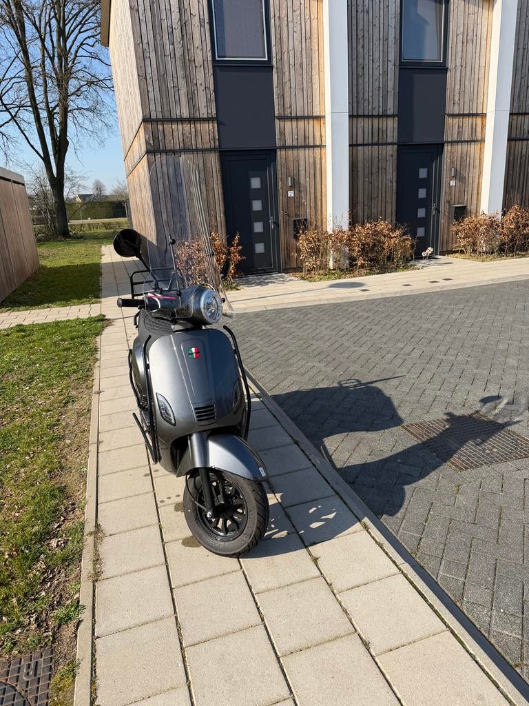 GTS Toscana Scooter 2025 - Nieuwstaat, Ophalen, Zo goed als nieuw, Benzine, Maximaal 25 km/u
