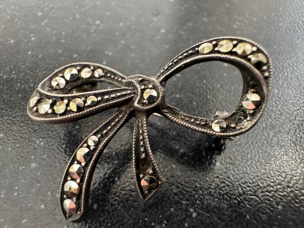 Vintage Zilveren Strik Broche met Markasiet, Met kristal, 4 tot 7 cm, Ophalen of Verzenden, Zo goed als nieuw