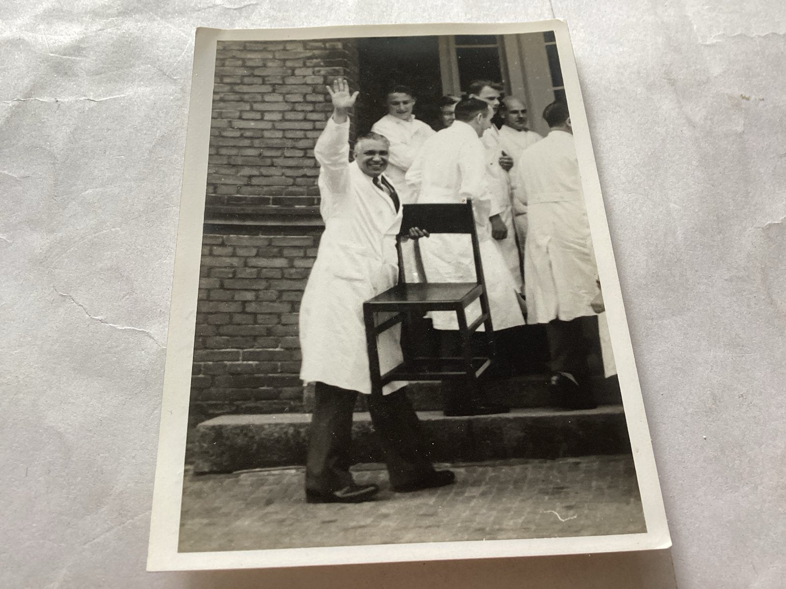 Vintage foto van mannen in witte jassen, 1955, Gebruikt, Foto, Ophalen of Verzenden, 1940 tot 1960