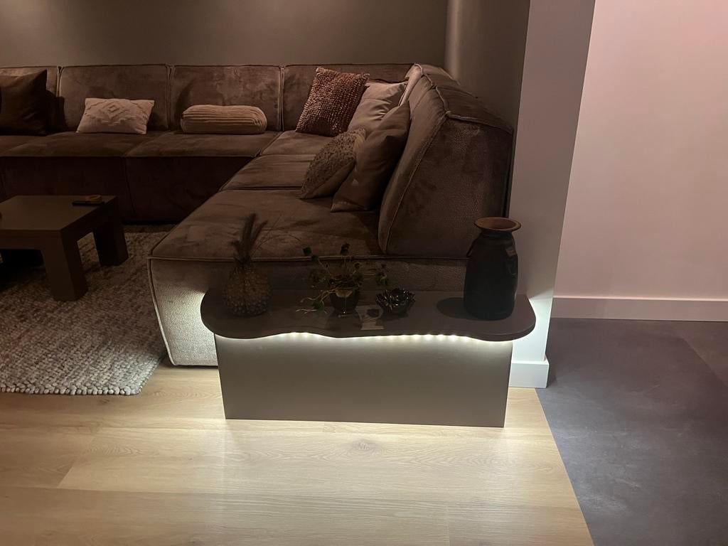 Stijlvolle bijzettafel met verlichting en stopcontact, Overige materialen, 100 tot 150 cm, 50 tot 75 cm, Zo goed als nieuw