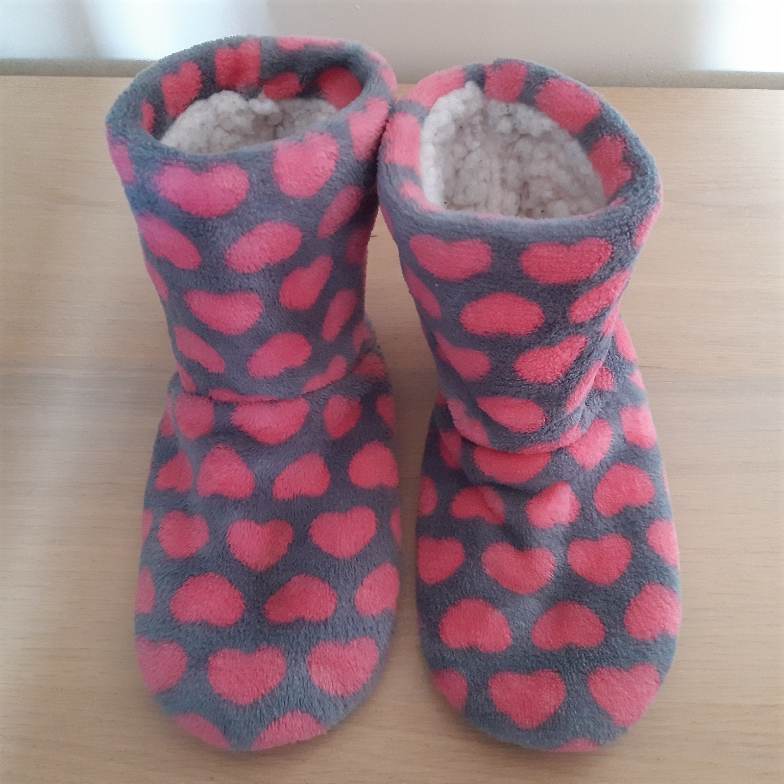 ZGAN  Fleece pantoffels met hartjes maat 36, Kinderen en Baby's, Meisje, Overige typen, Ophalen of Verzenden, Zo goed als nieuw