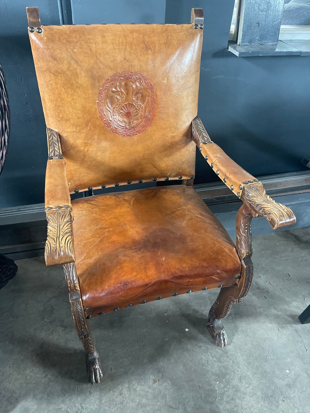 Antieke leren stoel met houtsnijwerk en leeuwenkop!, Antiek en Kunst, Antiek | Meubels | Stoelen en Banken, Ophalen