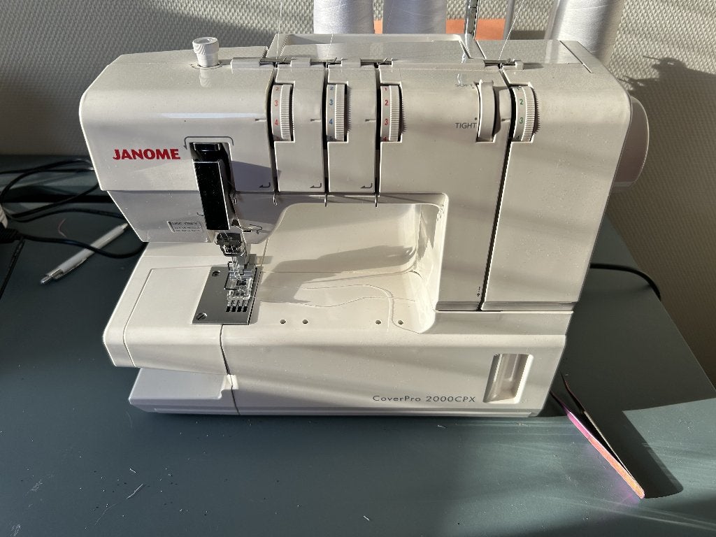 Janome CoverPro 2000CPX Coverlockmachine, Hobby en Vrije tijd, Naaimachines en Toebehoren, Ophalen, Zo goed als nieuw, Lockmachine