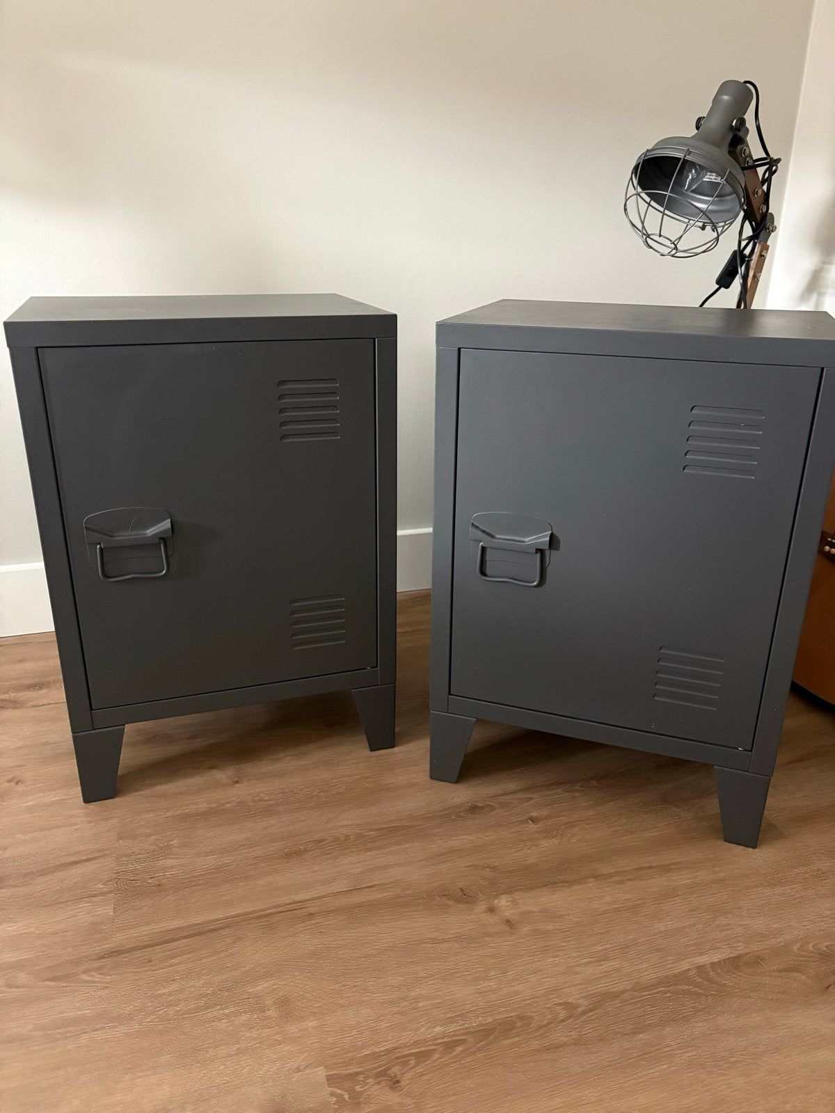 Set van 2 grijze metalen nachtkastjes/lockers, Ophalen, Zo goed als nieuw, Metaal of Aluminium, Minder dan 45 cm