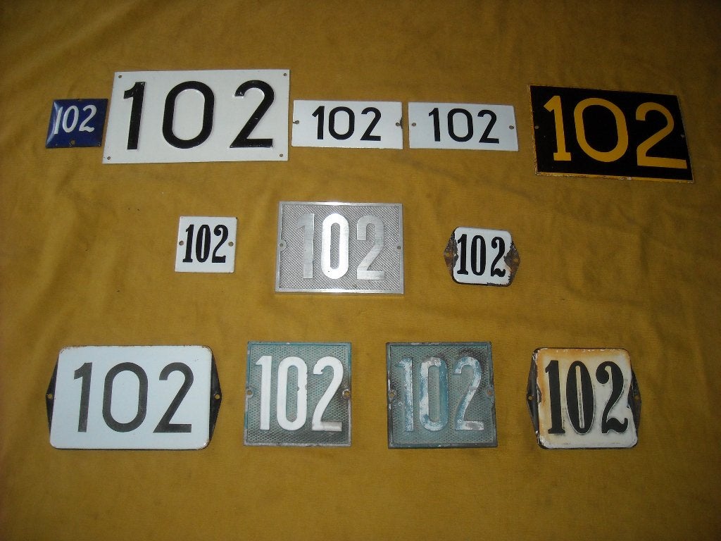 oud emaille huisnummer 102 ook 103 104 105 106 107 108 109 8, Ophalen of Verzenden