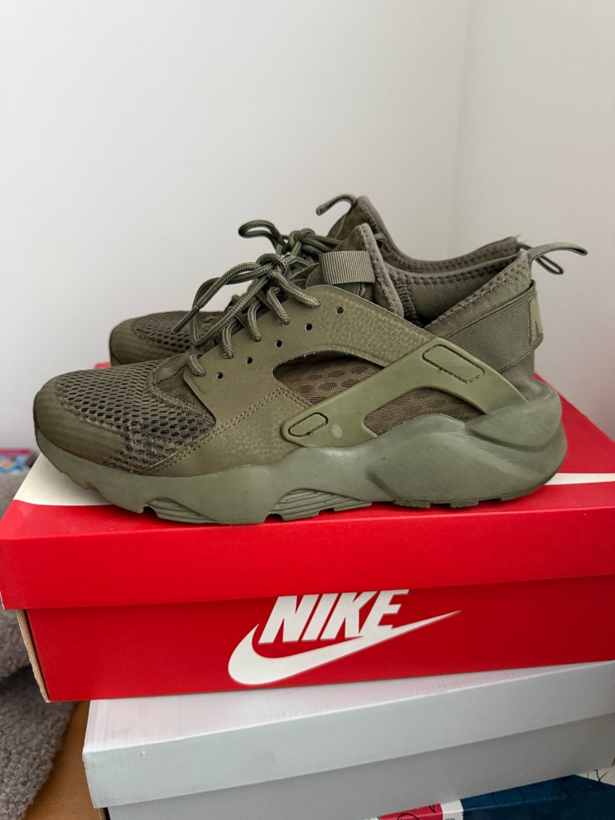 Nike Air Huarache sneakers - maat 42.5 - olijfgroen, Ophalen of Verzenden, Zo goed als nieuw, Overige kleuren, Sneakers of Gympen