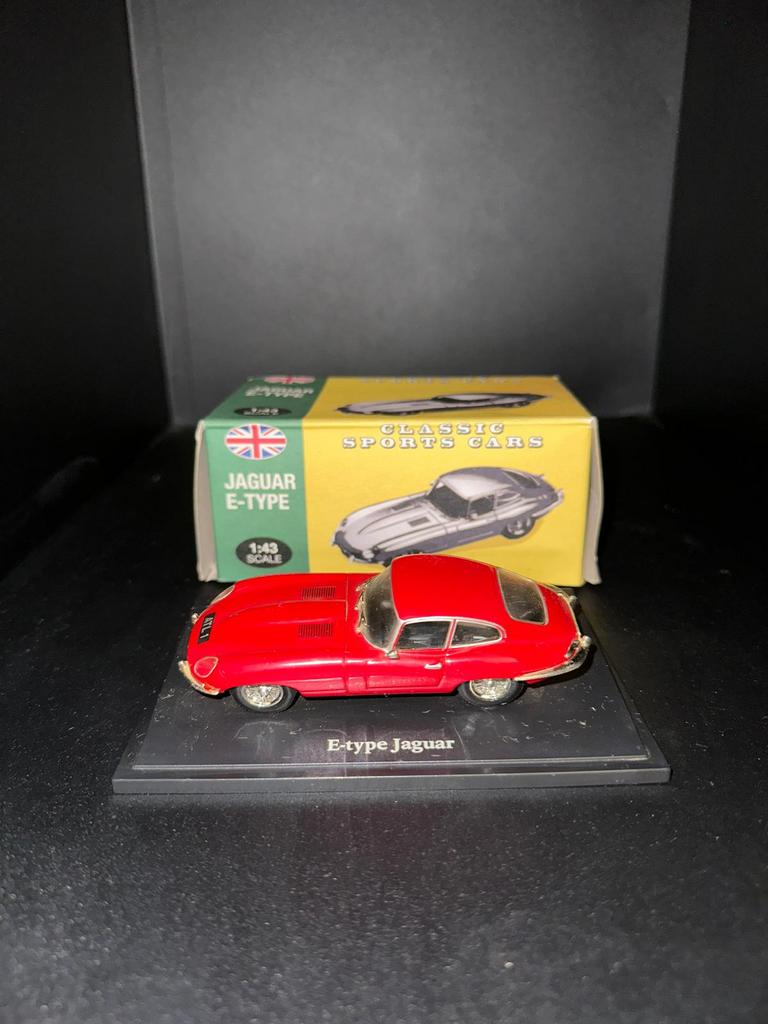 Jaguar E-Type miniatuur 1:43 rood – met doos & display., Verzenden, Nieuw, Auto