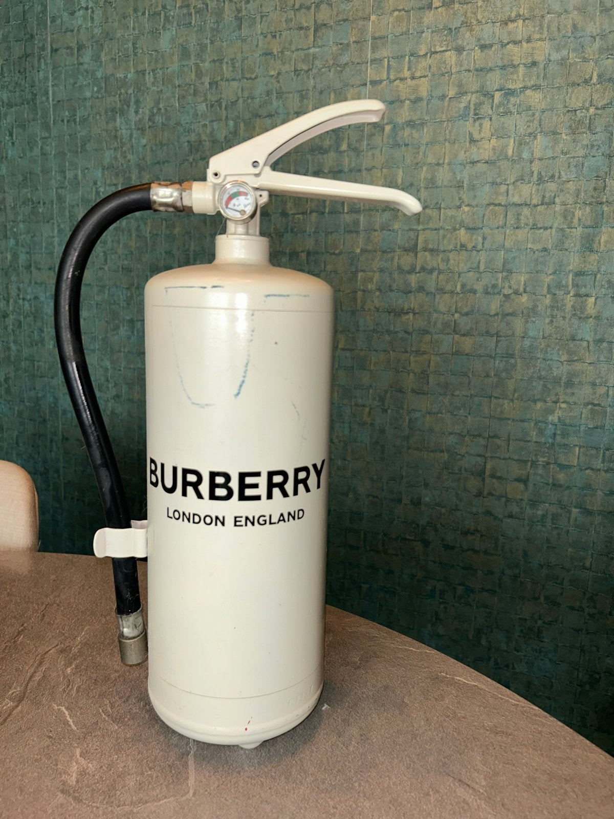 Burberry design brandblusser decoratie, Ophalen, Gebruikt
