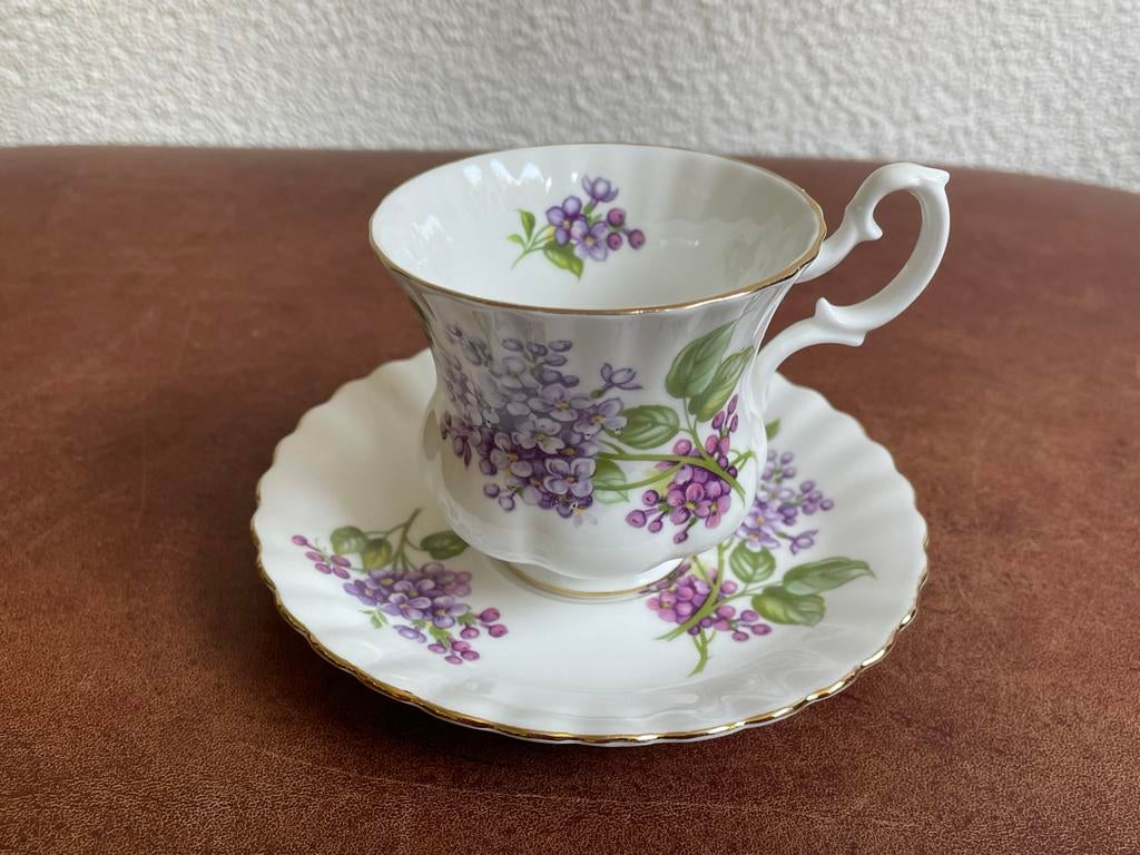 Richmond Bone China Kop en Schotel - Lila Bloemen, Ophalen of Verzenden, Zo goed als nieuw, Porselein, Kop en/of schotel