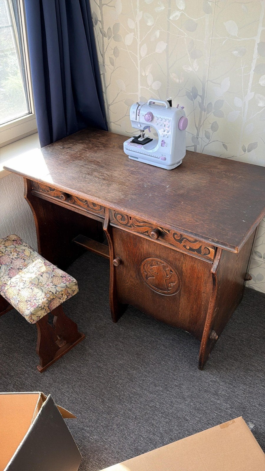 Compacte naaimachine op vintage bureau, Hobby en Vrije tijd, Naaimachines en Toebehoren, Gebruikt, Naaimachine, Overige merken