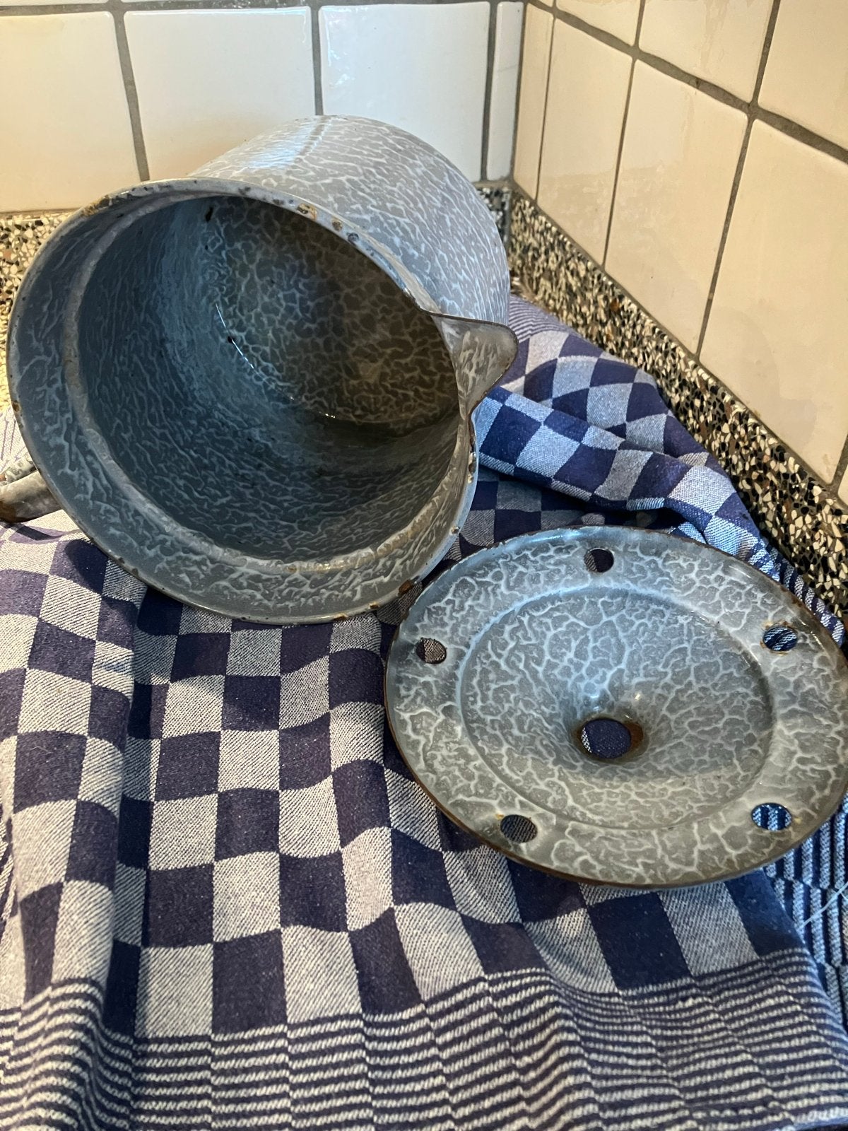 Vintage geëmailleerde melkkoker grijs gewolkt met deksel, Antiek en Kunst, Antiek | Emaille, Ophalen of Verzenden
