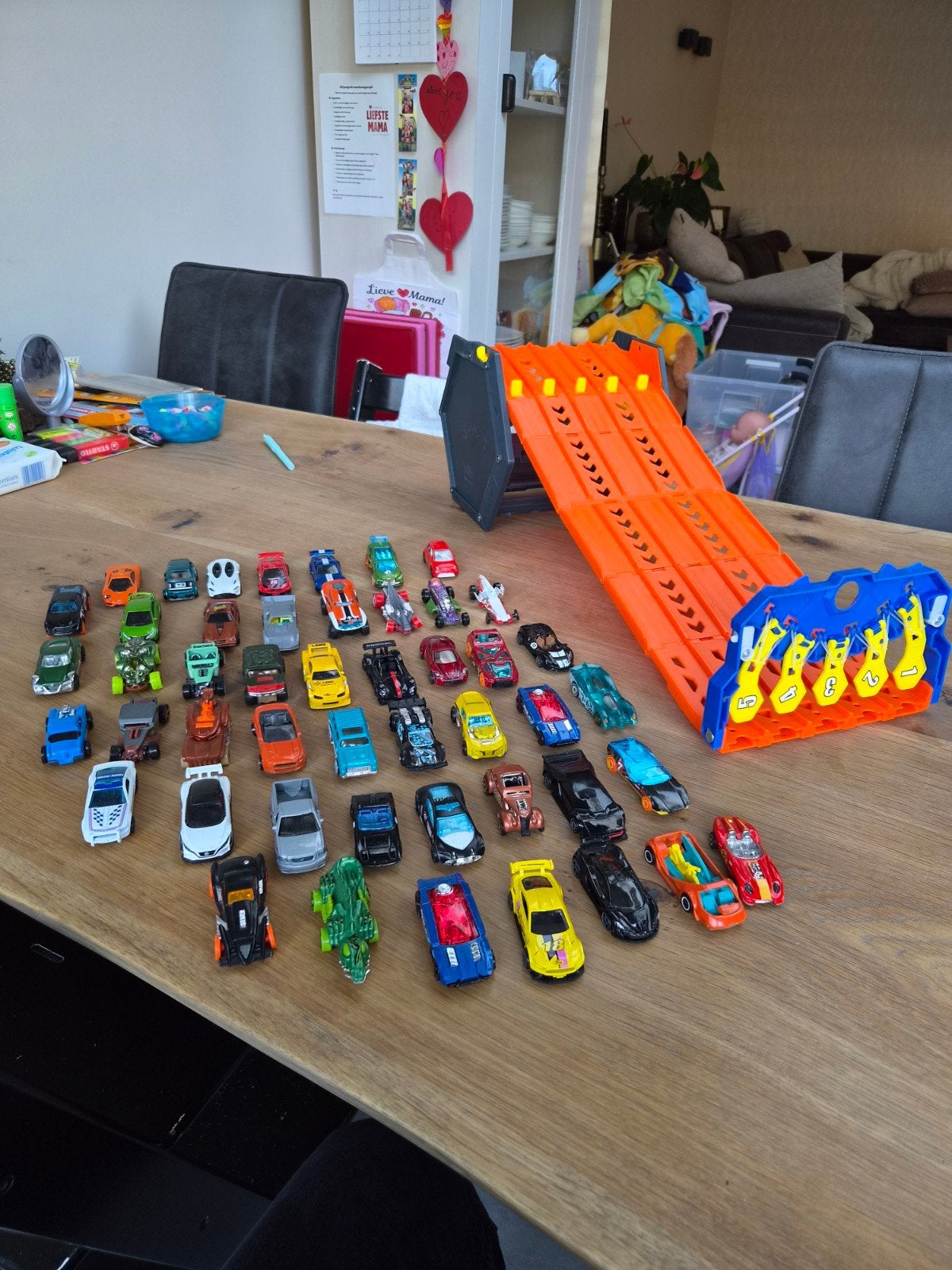 Hot wheels Roll out raceway + 48 auto's, Ophalen of Verzenden, Gebruikt