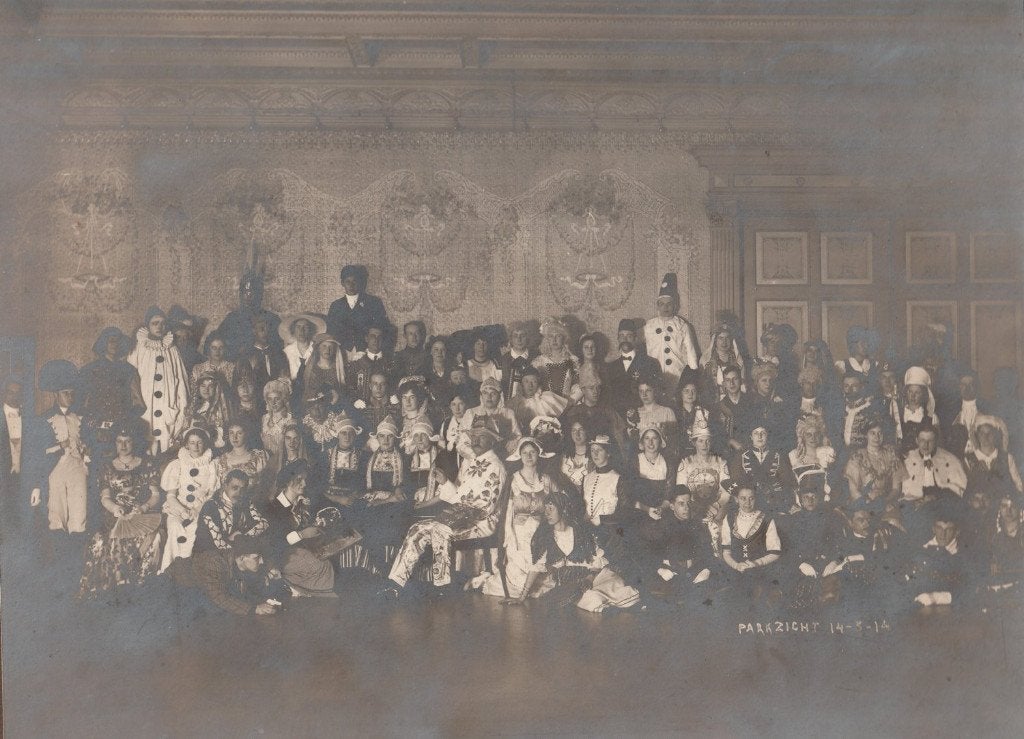 Grote oude foto carnaval 1914 Parkzicht plaats onbekend, Gebruikt, Verzenden, Foto, Voor 1940