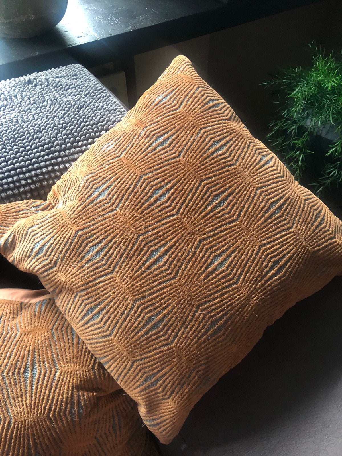 Twee Decoratief Kussens met Geometrisch Patroon, Ophalen of Verzenden, Zo goed als nieuw, Oranje, Vierkant
