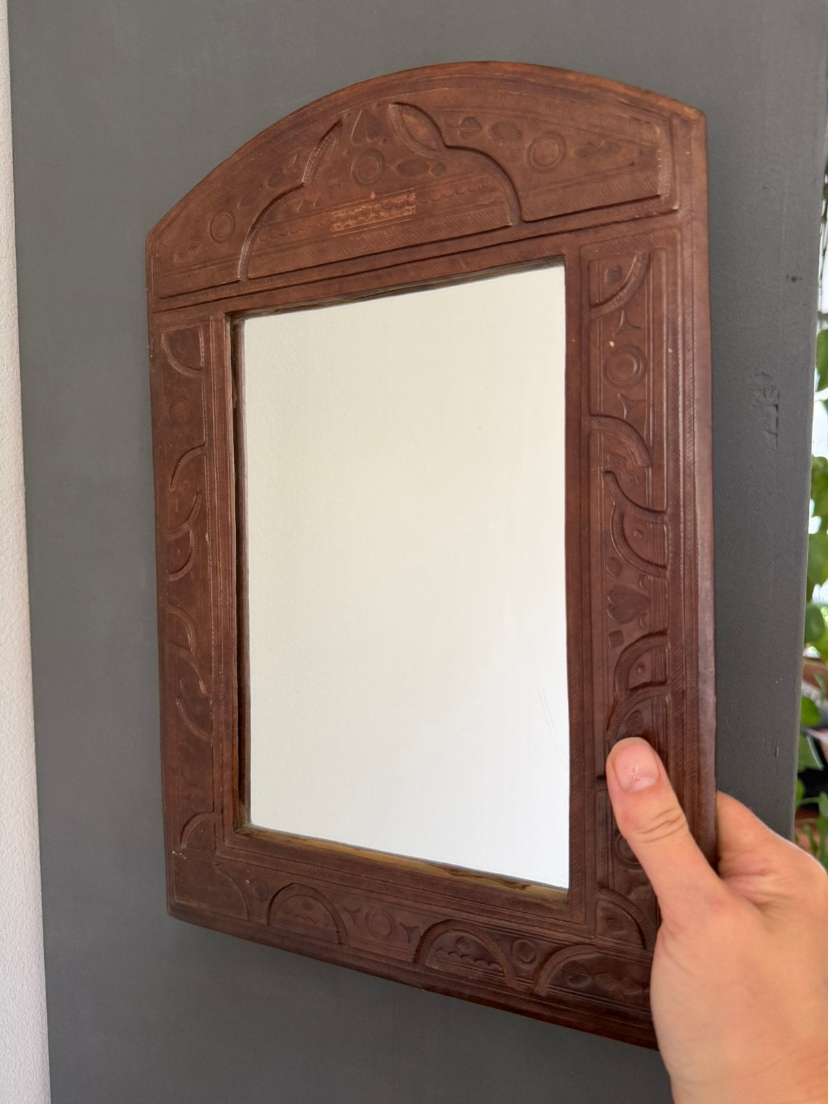 Vintage spiegel met lijst van leer, Huis en Inrichting, Woonaccessoires | Spiegels, Minder dan 50 cm, Minder dan 100 cm, Rechthoekig
