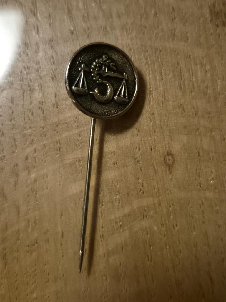 Vintage reversspeldje met weegschaal symbool, Ophalen of Verzenden, Zo goed als nieuw, Overige onderwerpen, Speldje of Pin