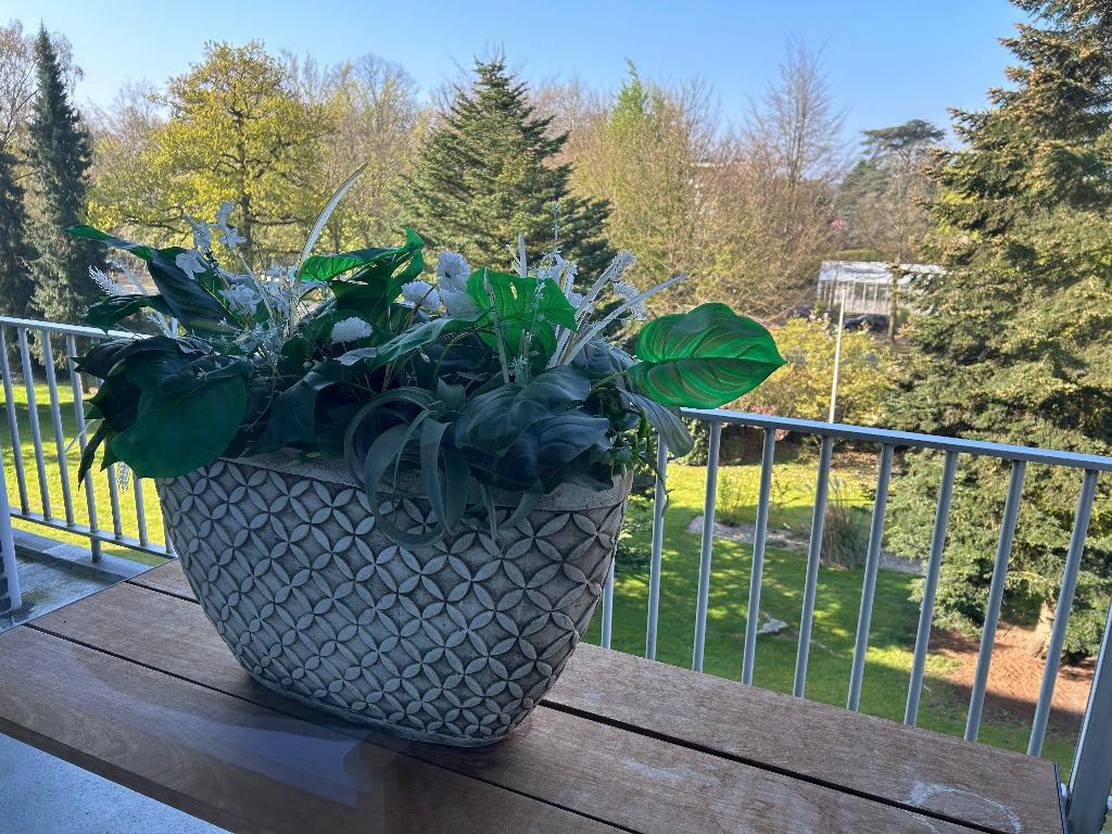 Grote decoratieve plantenbak met kunstplanten | 75x60cm, Ophalen, Zo goed als nieuw, Beton, 60 cm of meer
