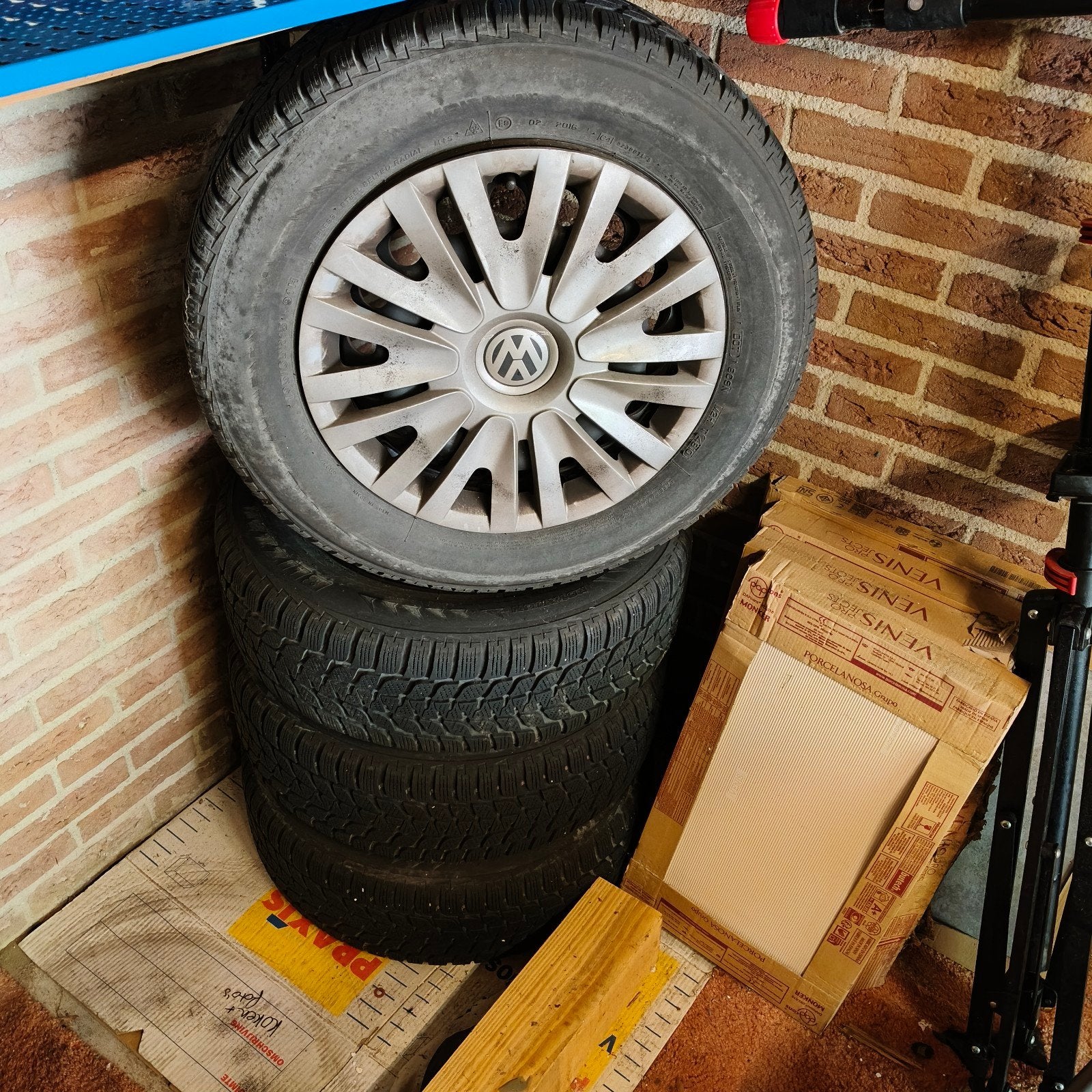 Blizzak LM 25 winterbanden op stalen velgen met wieldoppen, Auto-onderdelen, Ophalen, Gebruikt, 15 inch, Banden en Velgen