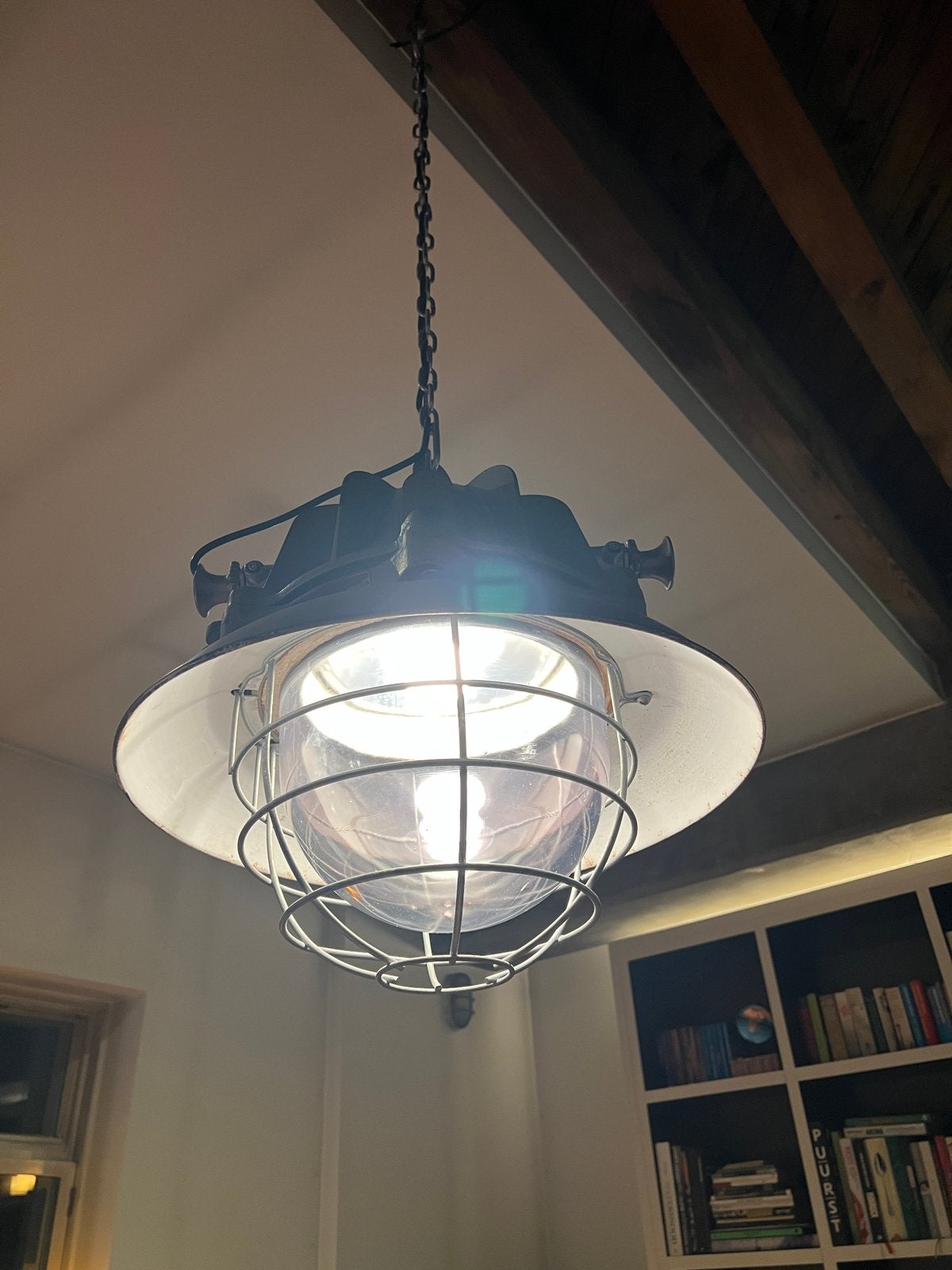 Lamp met een verhaal: Mapelec 1095 uit Airbusfabriek, Verzenden