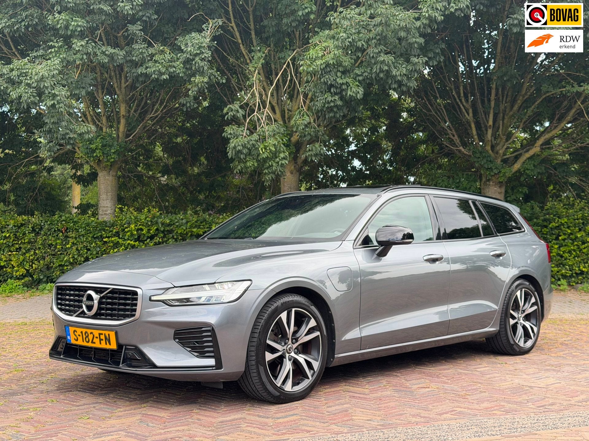Volvo V60 2.0 T8 390PK AWD R-Design, Pano, Trekhaak, HUD, H&, Automaat, Gebruikt, 4 cilinders, Vierwielaandrijving