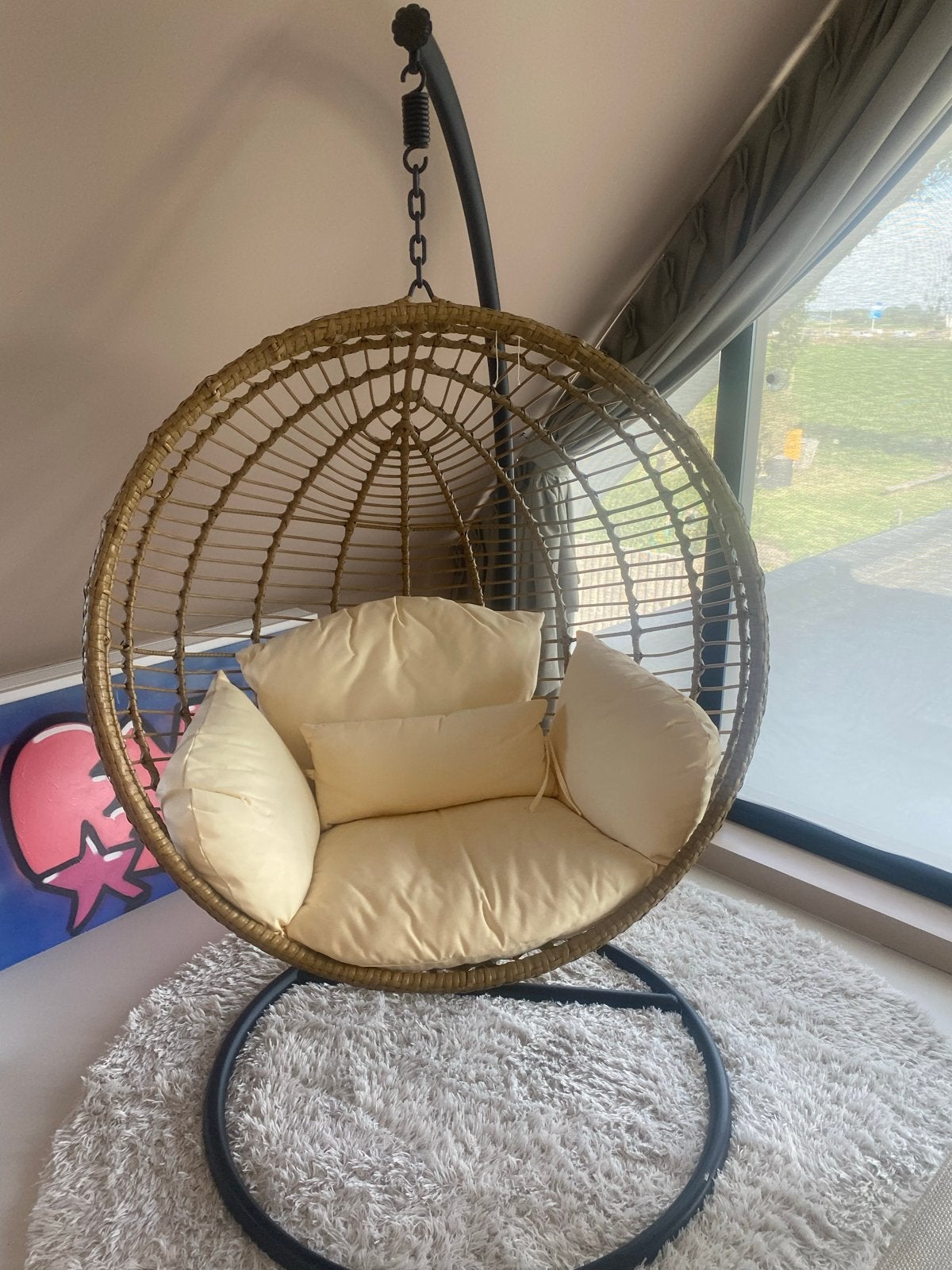 Comfortabele hangstoel met standaard en kussens, Huis en Inrichting, Stoelen, Ophalen, Overige kleuren, Riet of Rotan, Zo goed als nieuw