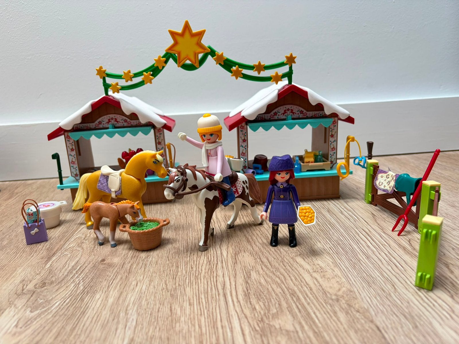 Spirit Riding Free: kerstmarkt, Ophalen of Verzenden, Zo goed als nieuw