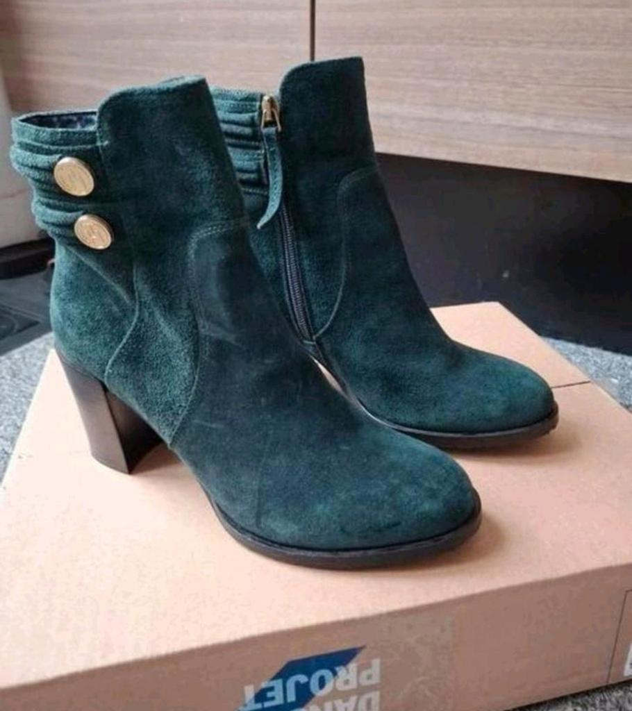 Tommy Hilfiger enkellaarsjes donkergroen suede maat 37, Lage of Enkellaarzen, Ophalen of Verzenden, Zo goed als nieuw, Groen