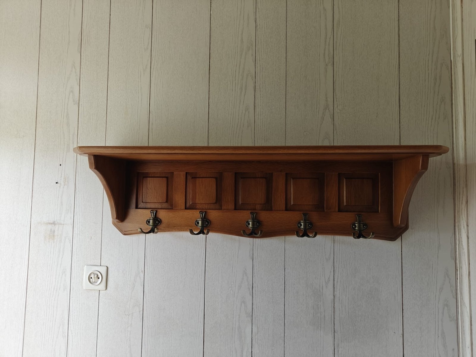 Vintage eikenhouten wandkapstok met plank en messing haken, Gebruikt, Minder dan 100 cm, Hout, Ophalen