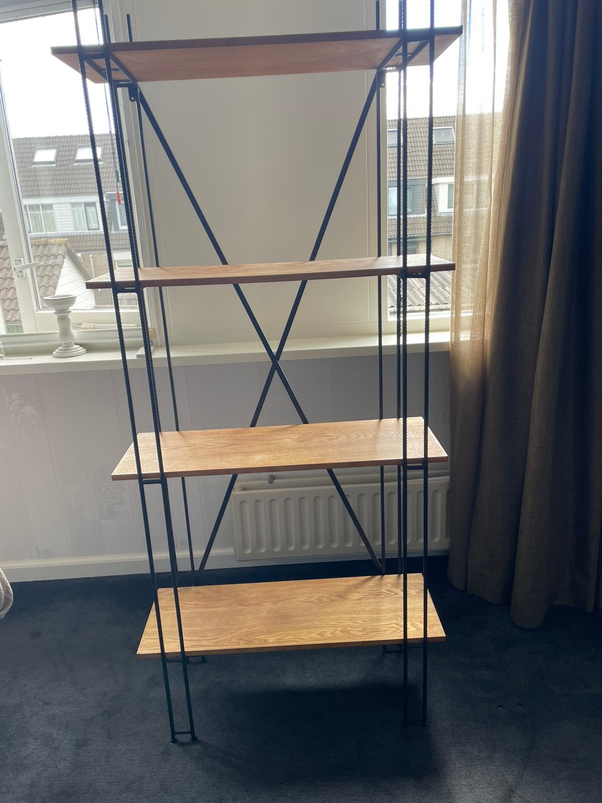 Ijzeren stelling kast met 4 houten planken, Ophalen, Zo goed als nieuw