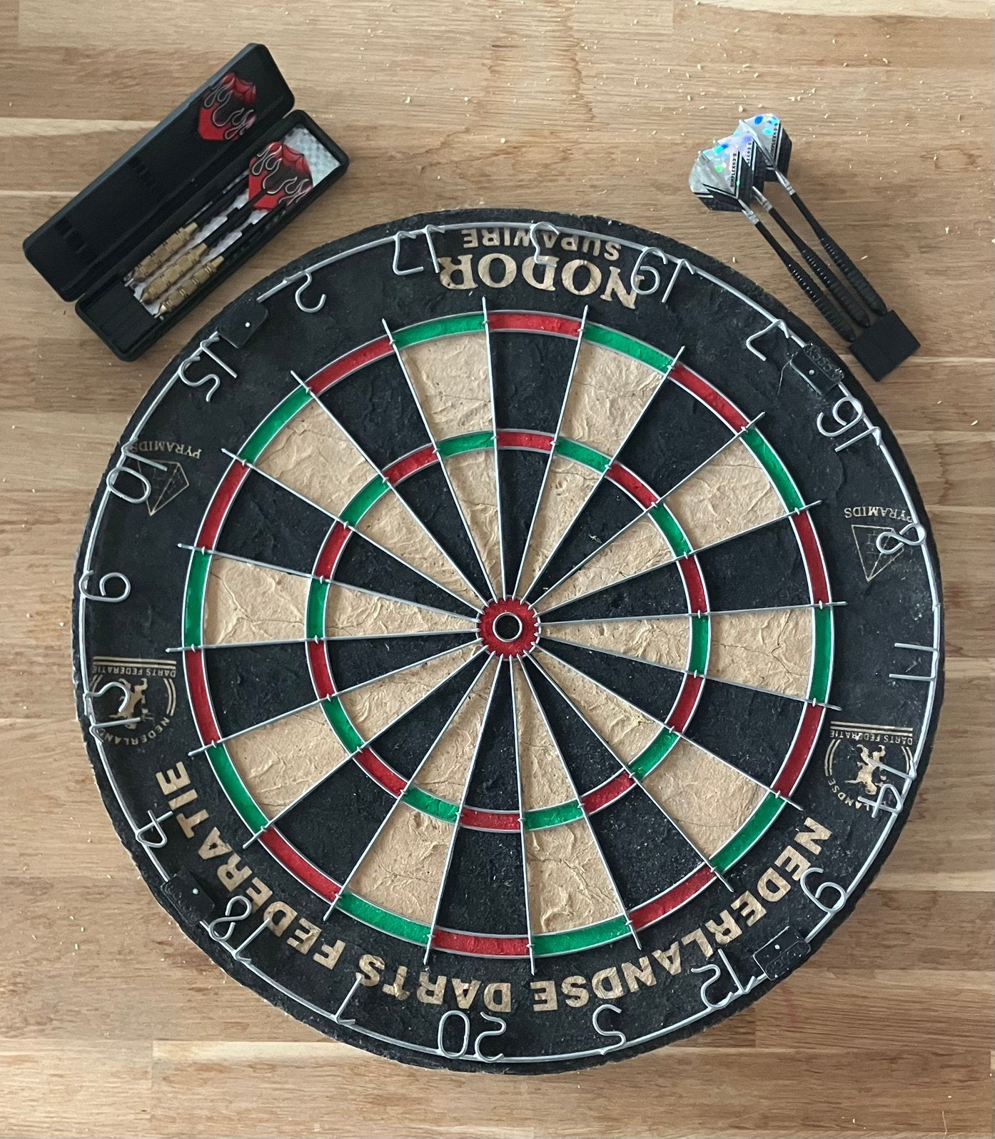 Dartbord met 6 pijltjes, Ophalen of Verzenden, Zo goed als nieuw, Dartbord