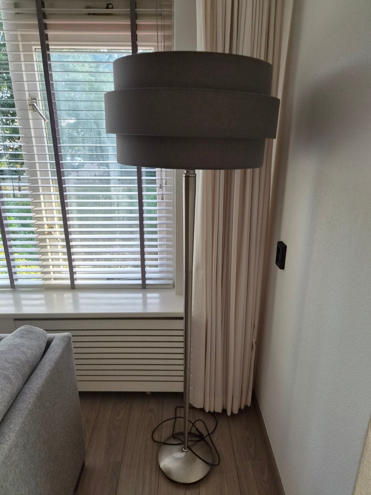 Stijlvolle Vloerlamp met Grijze Stoffen Kap - Vandeheg, Ophalen, E27 (groot), Modern, 150 tot 200 cm