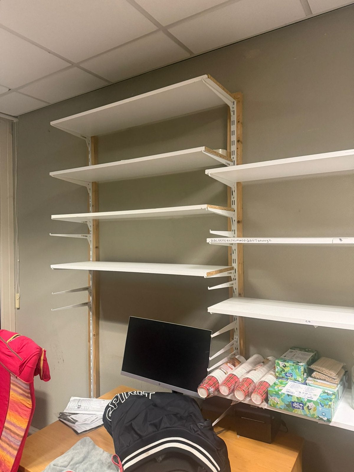 Witte planken van ikea voor de muur te hangen, Ophalen, Zo goed als nieuw