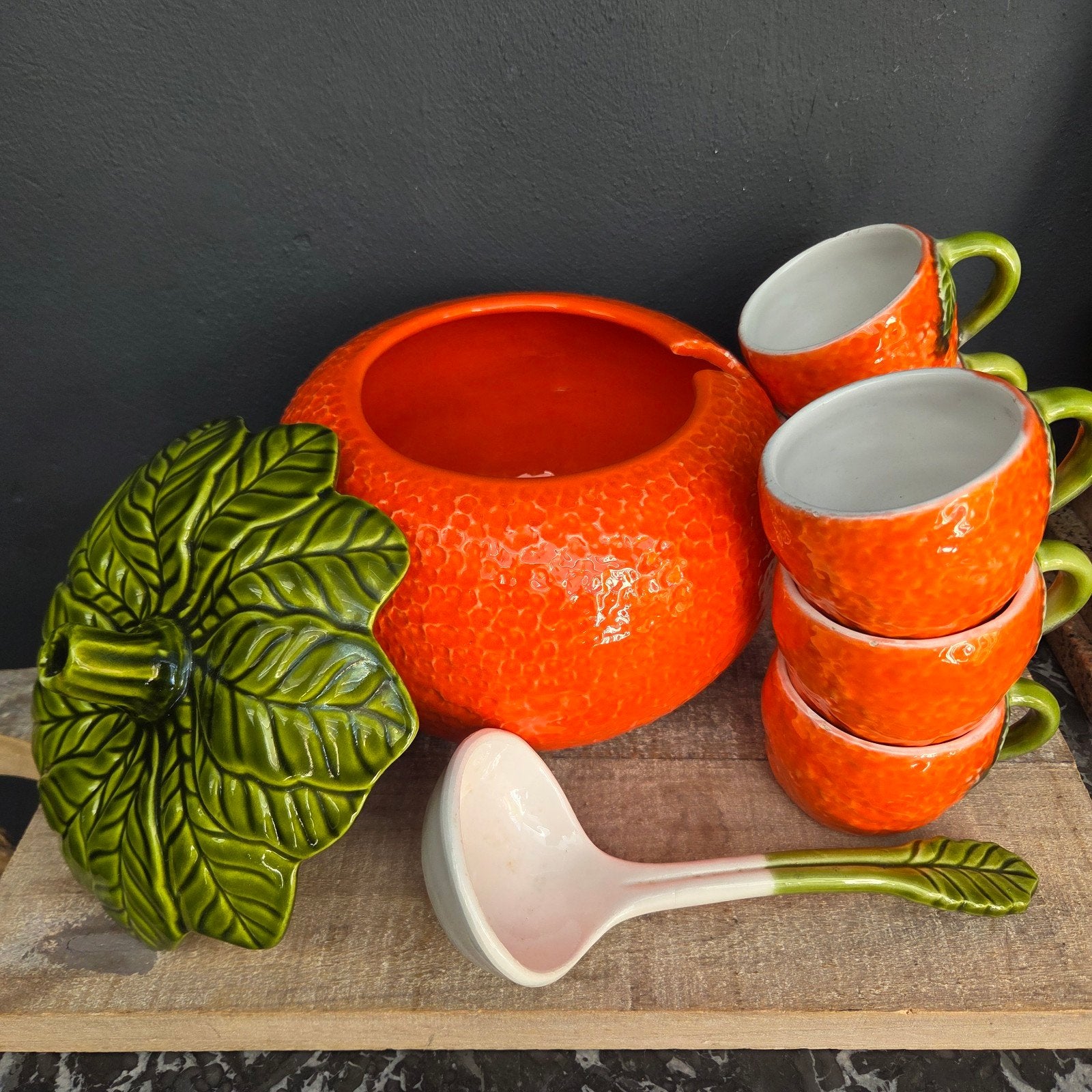 Retro sinaasappel punch bowl met kommen en lepel, Keramiek, Nieuw, Ophalen of Verzenden, Kom(men)