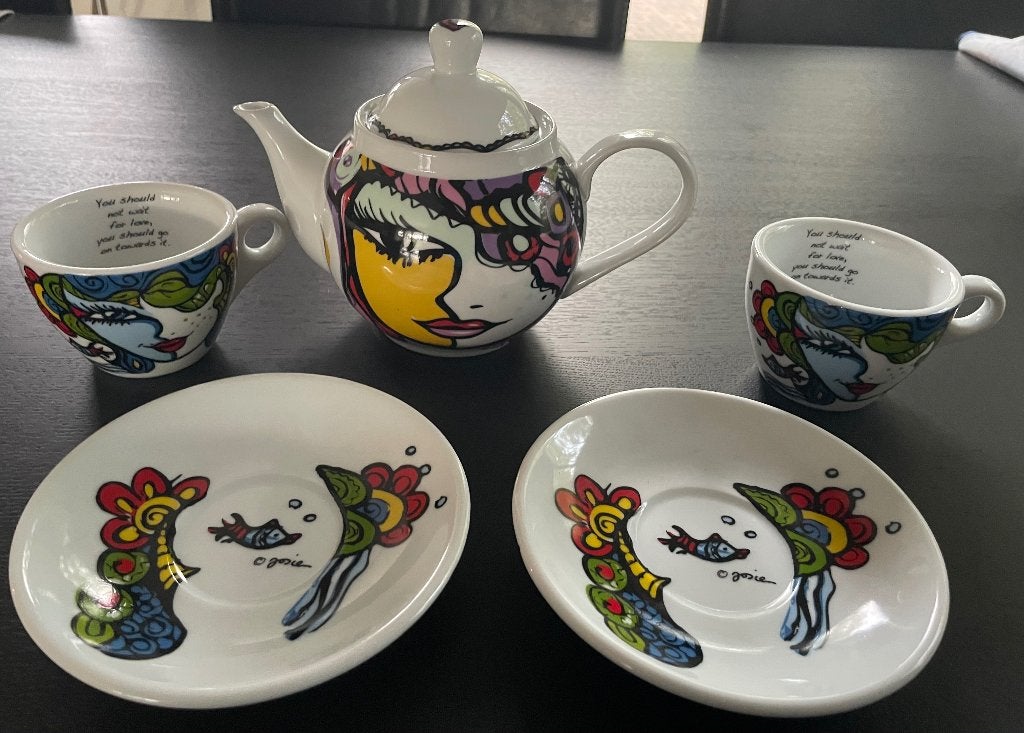 Theeservies met kleurrijke gezichten en bloemen, Ophalen of Verzenden