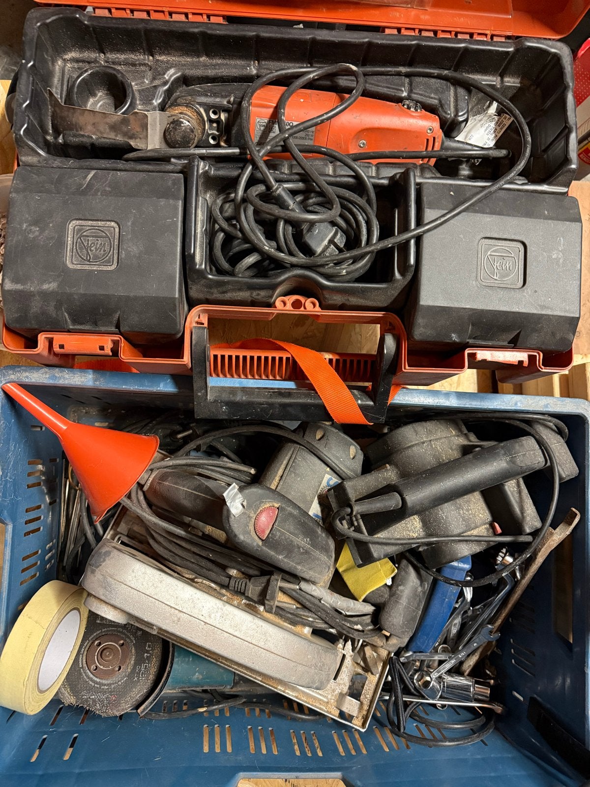 Diverse gereedschap: schaaf, flex, multitool, cirkelzaag