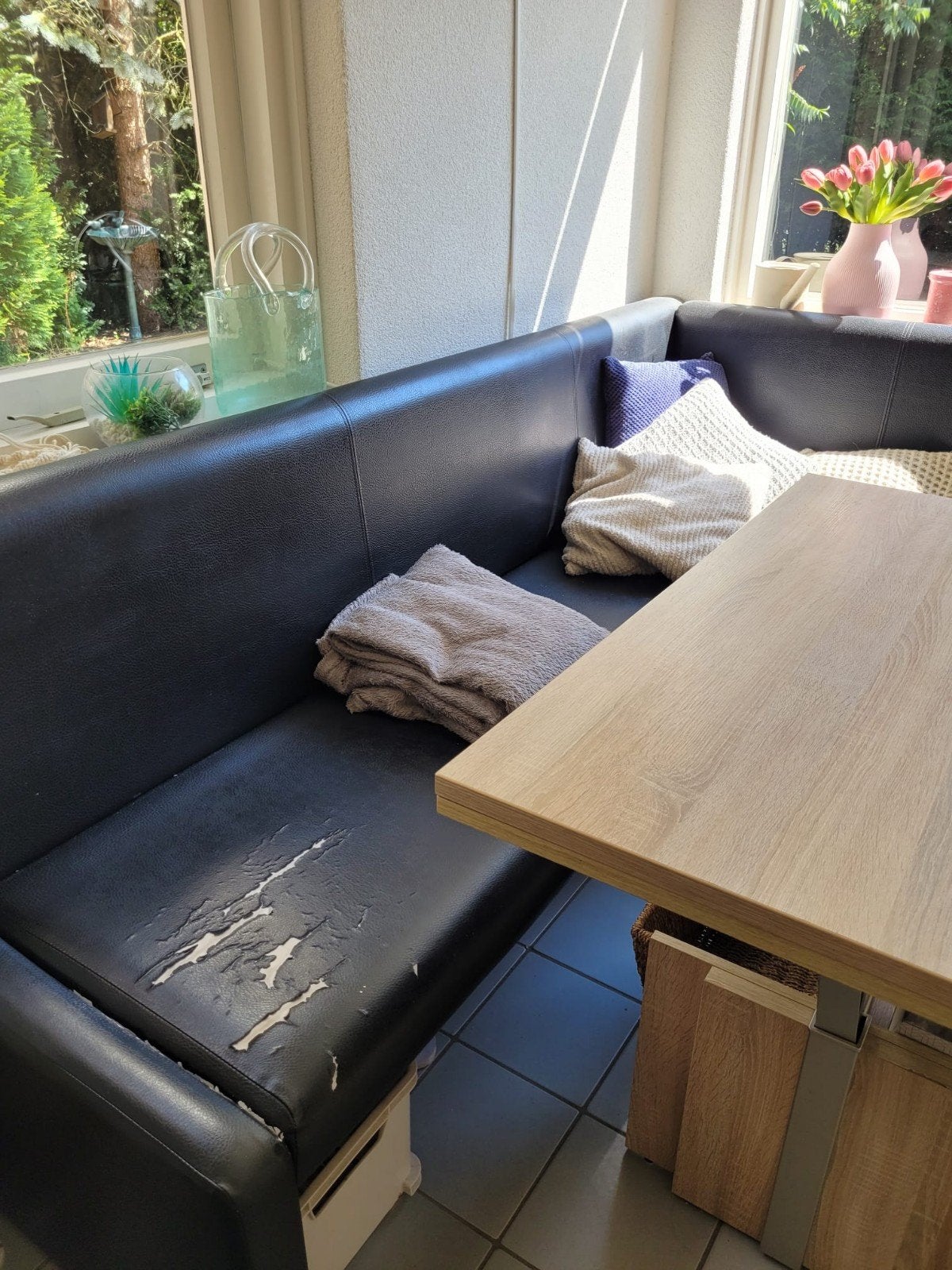 hoekbank, wel met beschadiging, Ophalen, Gebruikt