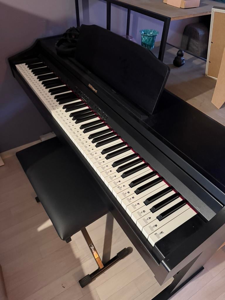 Roland Digitale Piano + Bankje & Koptelefoon Topstaat, Muziek en Instrumenten, Piano's, Ophalen, Zo goed als nieuw, Zwart