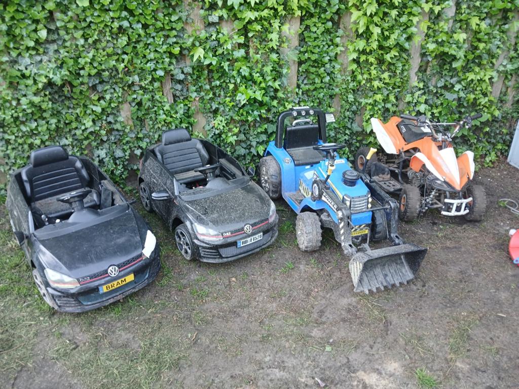 3 x elektrische  voertuigen  een  x benziene, Ophalen