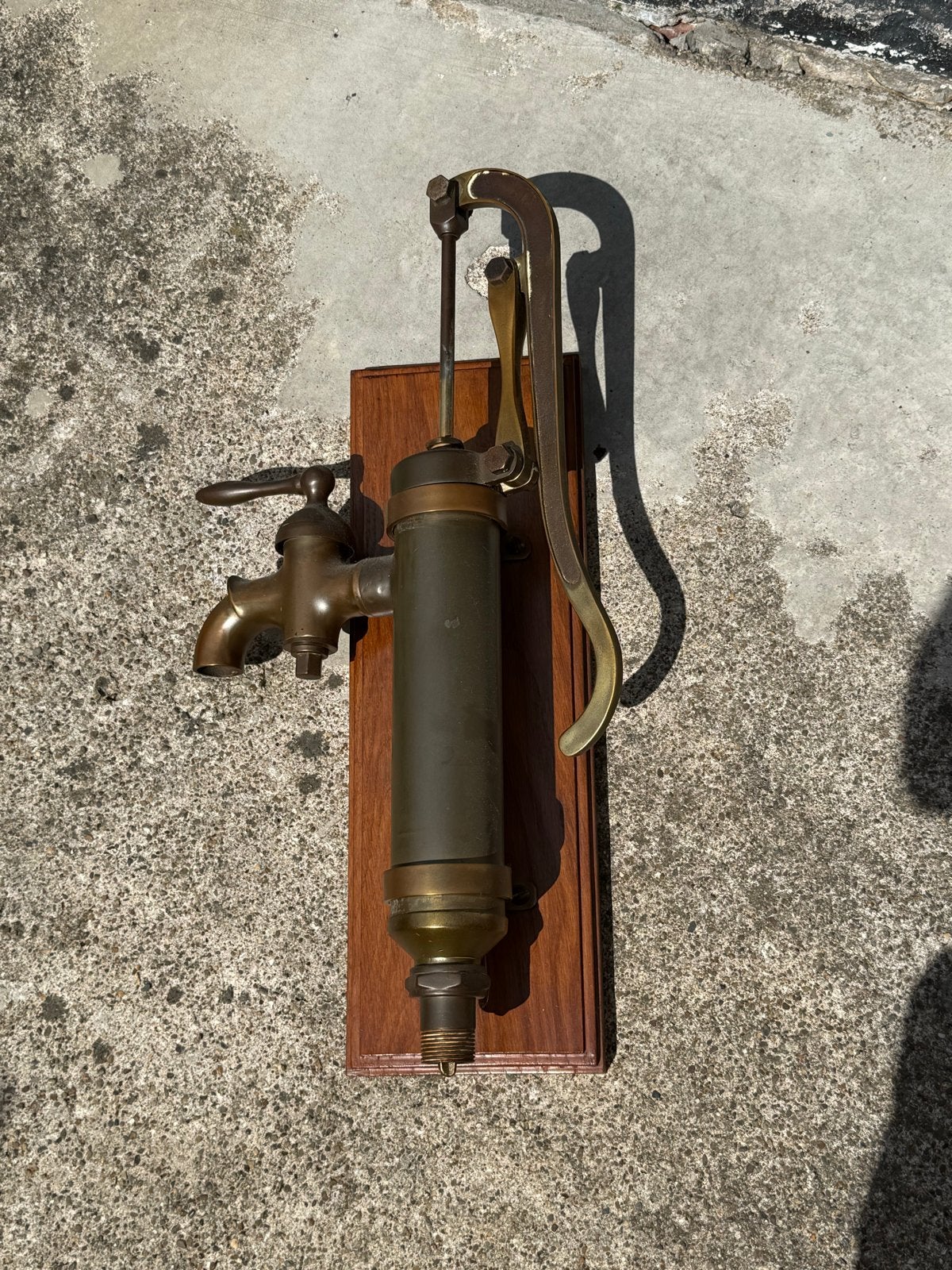 Antieke waterpomp met kraan op houten plank, Ophalen of Verzenden, Brons