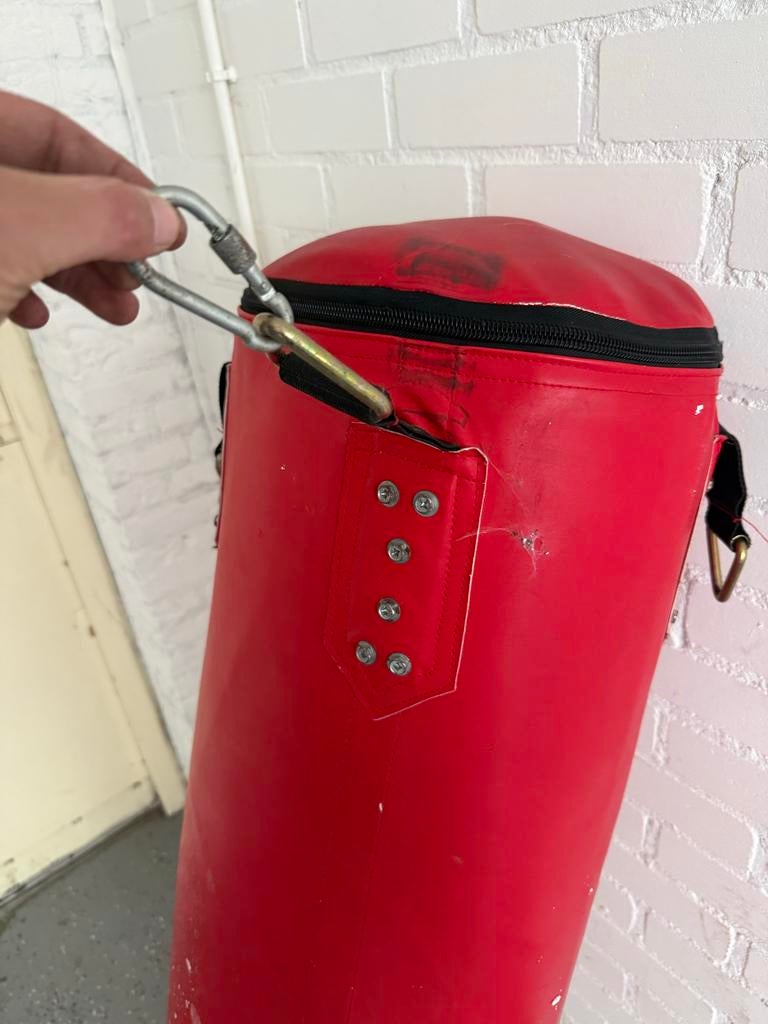 Rode bokszak met kettingen en karabijnhaken, Ophalen, Gebruikt, Overige, Vechtsportmateriaal