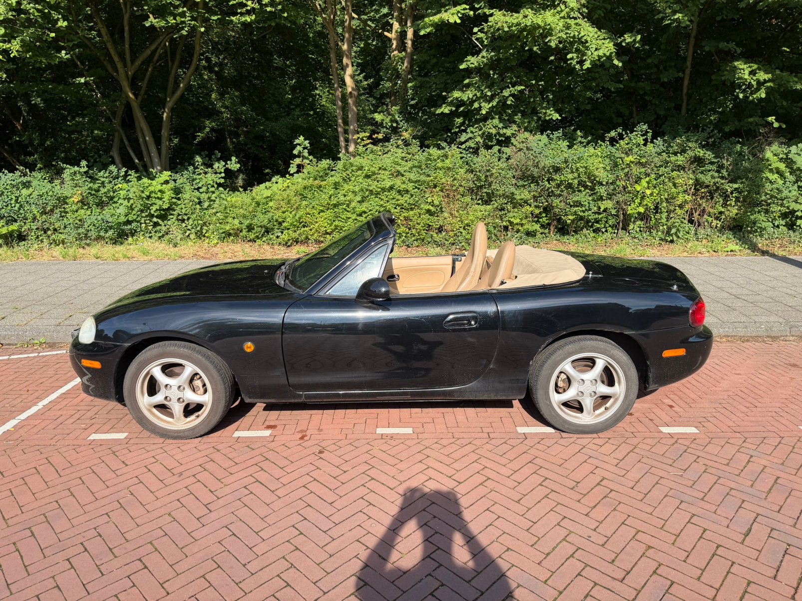Mazda MX-5 1.6 I 2001 Zwart, Achterwielaandrijving, 40 €/maand, Beige, 4 cilinders