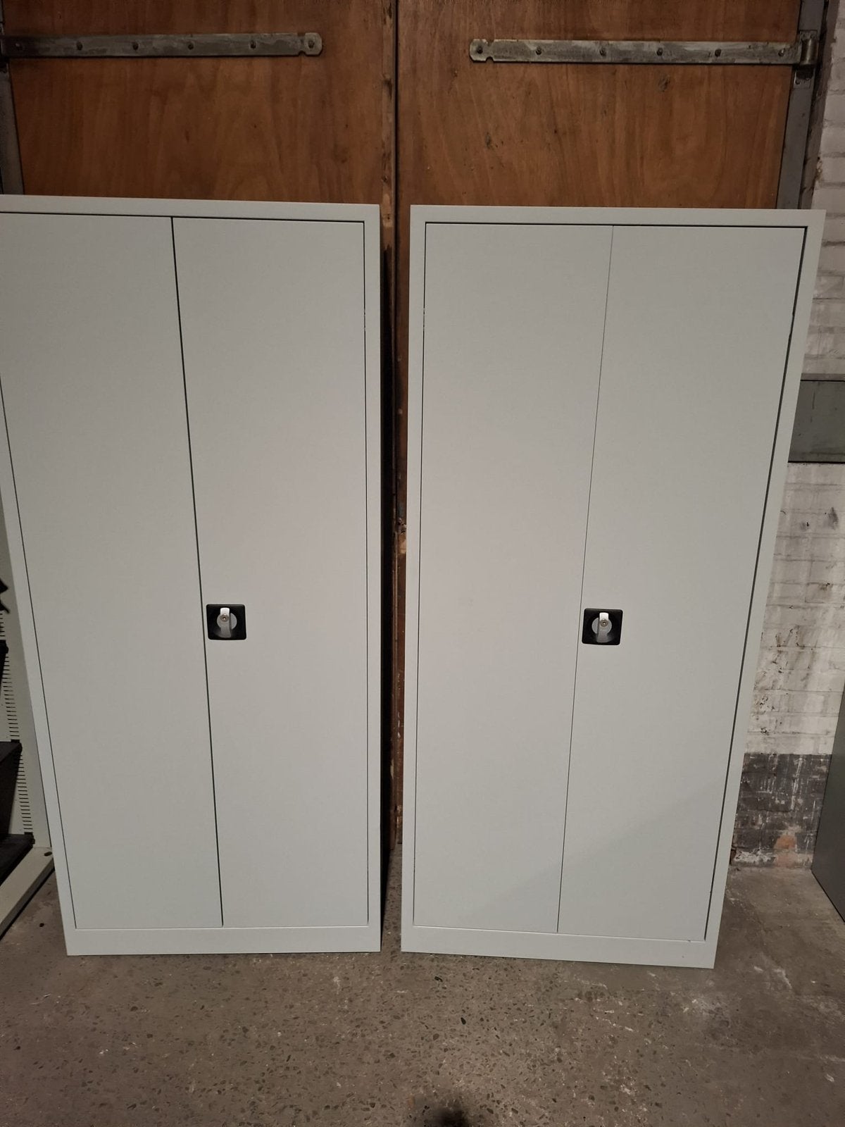 2 nette metalen roldeurkasten met 4 legborden, Huis en Inrichting, Kasten | Roldeurkasten en Archiefkasten, Ophalen, Metalen deaaideurkasten
