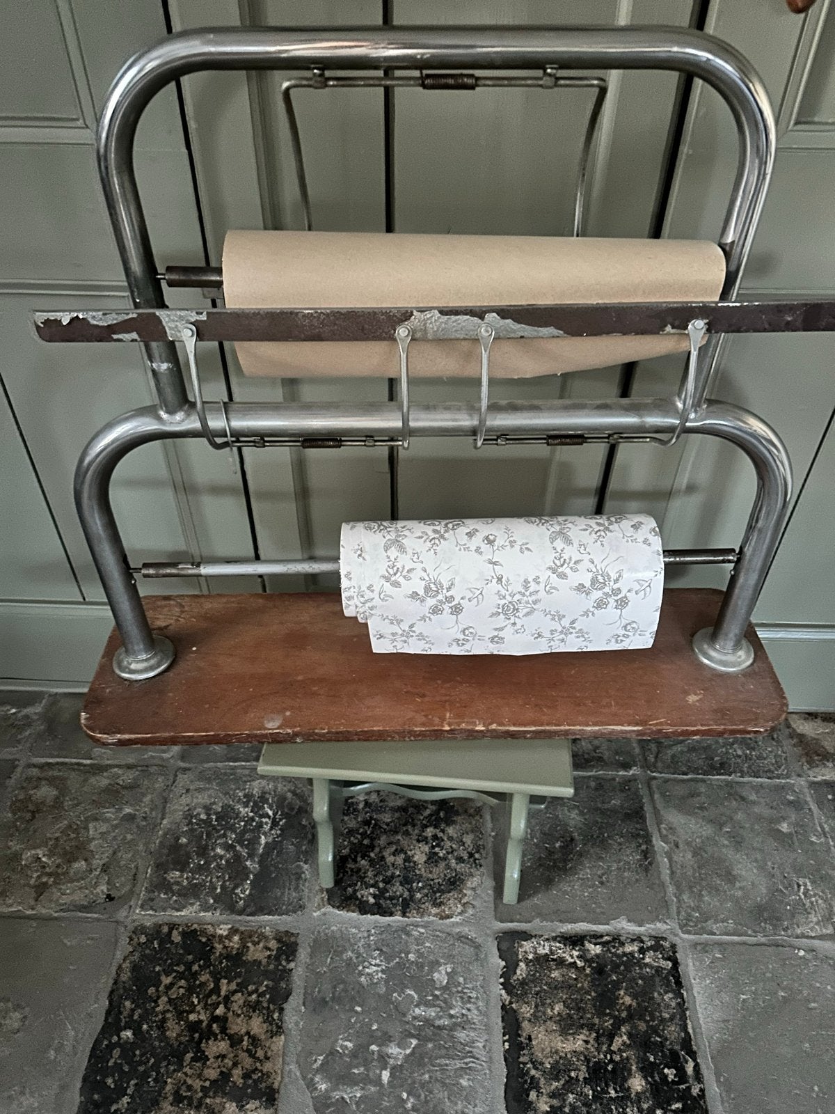 Vintage Inpakpapier houder met  Houten Plank, Ophalen