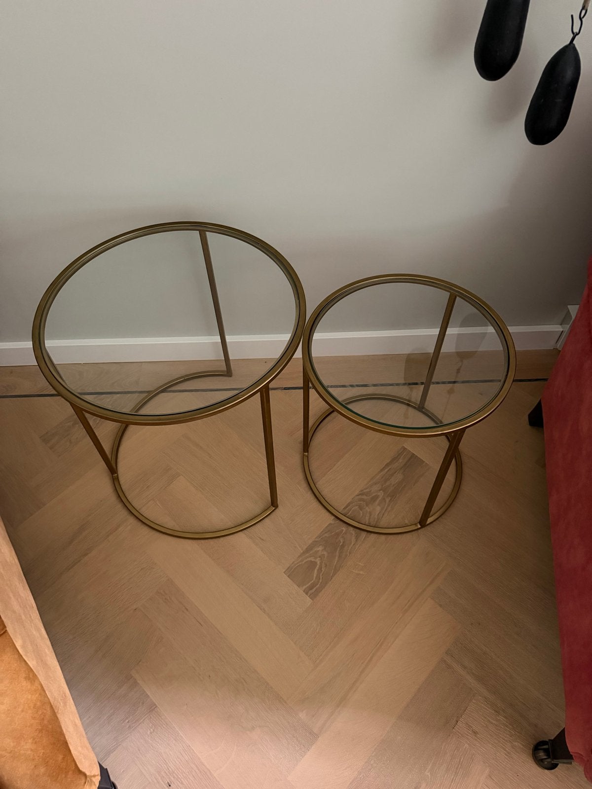 Set van 2 oud messing kleurige bijzettafels met glazen blad, Rond, 55 tot 75 cm, Ophalen, 45 tot 60 cm