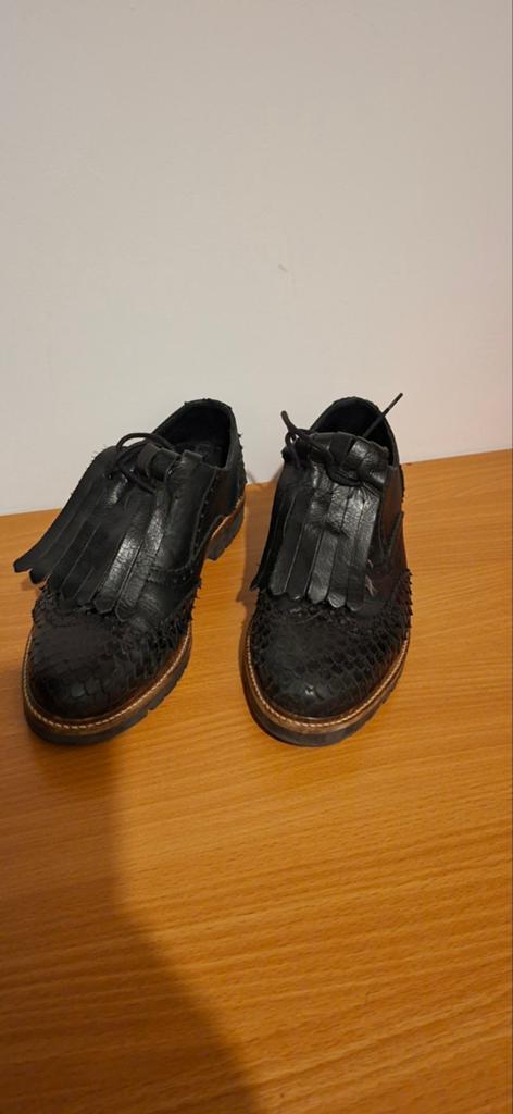 Zwarte leren schoenen met franjes en slangenprint in maat 36, Schoenen met lage hakken, Zwart, Ophalen of Verzenden, Onbekend