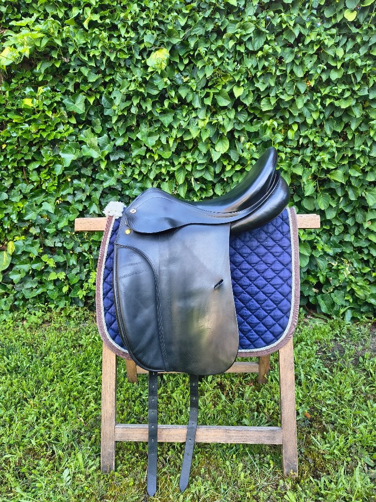 Prestige dressuurzadel en Stubben springzadel, Dieren en Toebehoren, Ophalen, M (17 inch), Zo goed als nieuw, Inclusief zadelhoes
