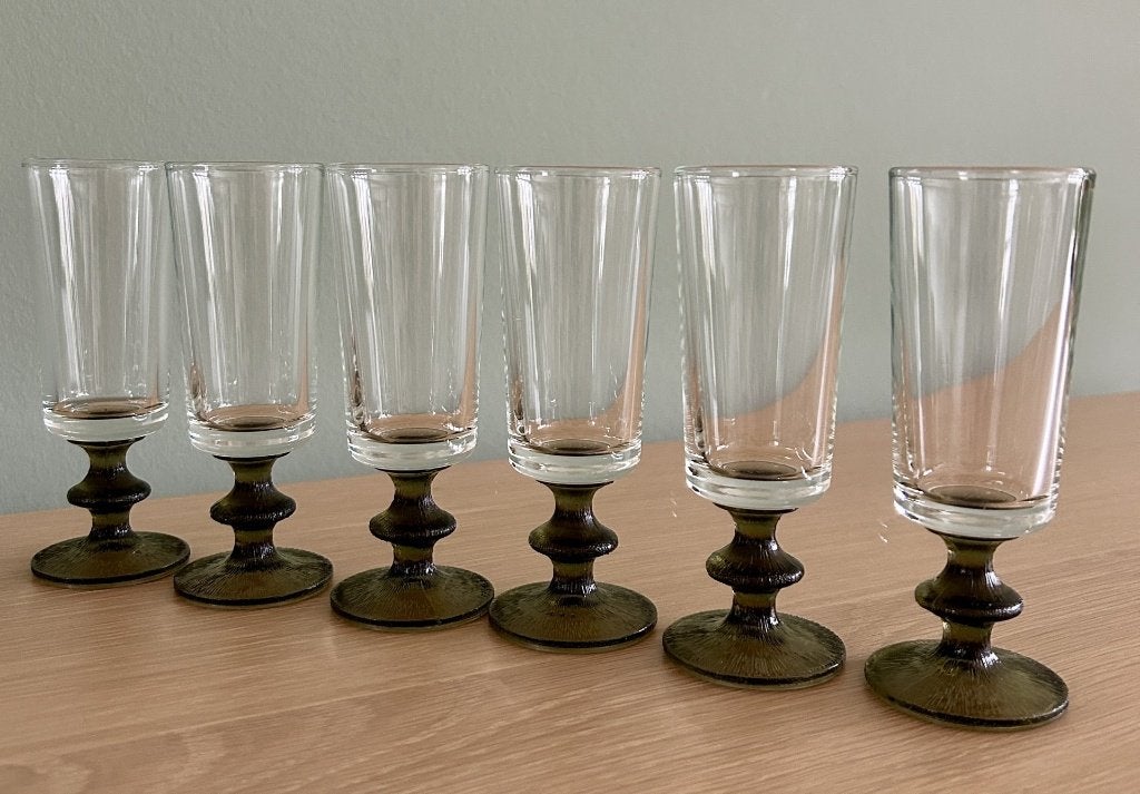 Zes vintage likeurglazen/ likeurglaasjes op groene voet, Verzamelen, Glas en Borrelglaasjes, Ophalen of Verzenden, Gebruikt, Overige typen