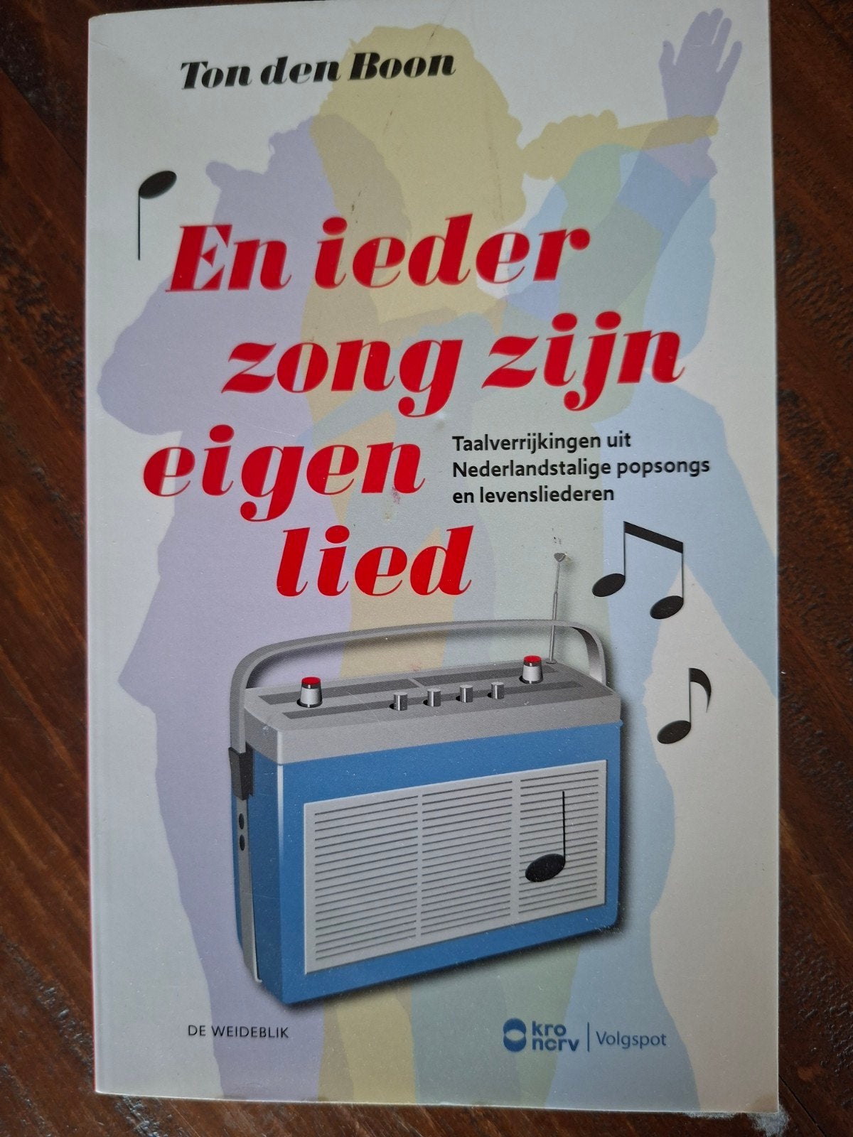 En ieder zong zijn eigen lied - Ton den Boon, Boeken, Ophalen of Verzenden, Zo goed als nieuw, Genre of Stijl, Ton den Boon